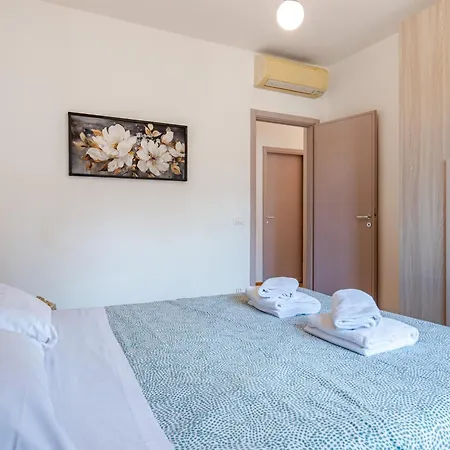 Brd 41 12- Ponte Vecchio Spacious Penthouse شقة فلورنس